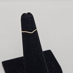 thin gold tone ring with chevron point size 3.25